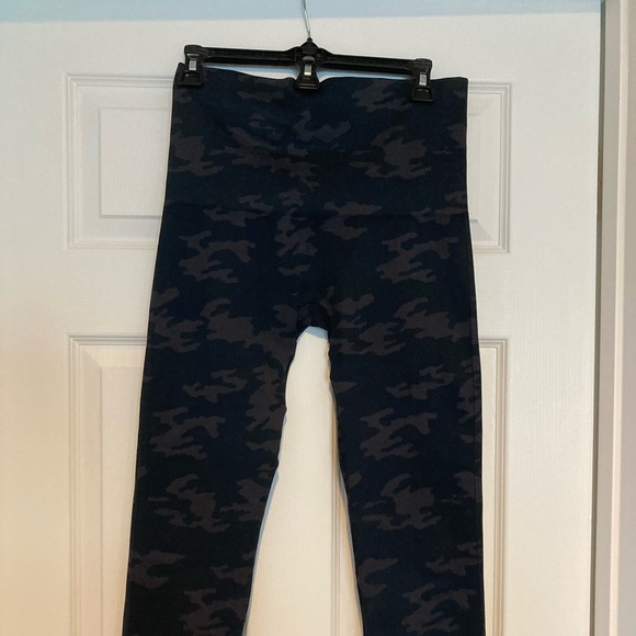 Spanx Look At Me Now Seamless Crop Leggings XL Black Camo - Picture 9 of 14